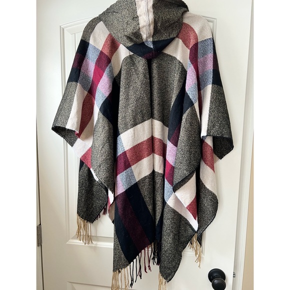 GORGEOUS Bear Paw Fringe Poncho with Hoodie - Picture 3 of 3